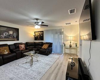 3br Home, Modern Amenities, Patio - Fl Escape Awaits! - Brooksville - Huiskamer