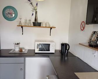 Cura Lodge - Bloemfontein - Kitchen