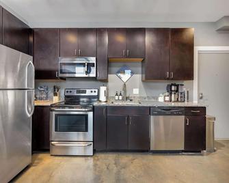 The West End Flats Hotel - Roanoke - Kitchen