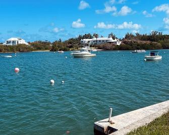 Coral Suite - close to beaches/kayaks/dock/stunning views/EVcharger - Southampton