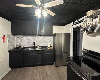 Spa Retreat - Detroit - Kitchen