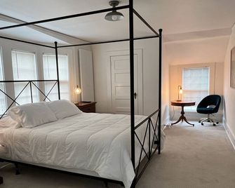 Second floor cottage apartment located in a private community. - Stamford - Bedroom