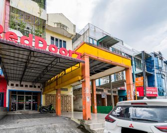 RedDoorz at Fella Homestay Medan - Medan - Bâtiment