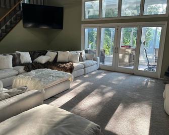 60% Disc for next 3 Weekends - Waterfront Luxury only 8 mins to Notre Dame - South Bend - Living room