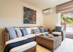 2BD Sunny Condo close to the beach - Athens - Living room