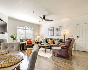 3 Mi to TPC Chic Condo with Pool Access and Grills - Scottsdale - Sala de estar