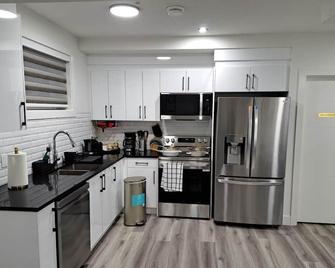 Brand New 1 Bedroom Suite with Private Entrance-10 mins to Airport-self check-in - Nisku - Kitchen