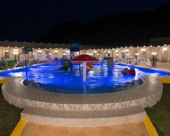Seven Gardens Resort - Alhada - Piscina