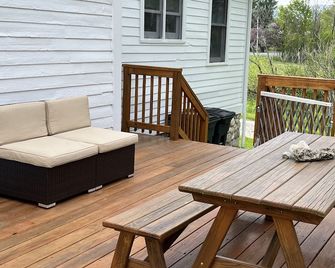 Large, family-friendly farmhouse located in the beautiful Berkshires - Williamstown - Patio