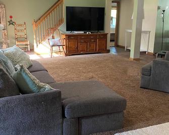 Spacious cozy retreat, off the beaten path close to all Pittsburgh attractions - Cheswick - Sala de estar