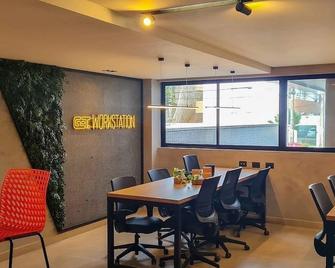 جيت وان سويتس - جواو بيسوا - غرفة طعام