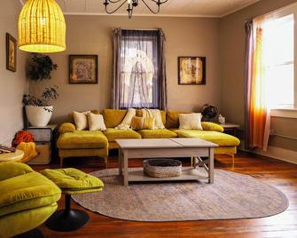 Bisbee Home Fantastic Views and Walkable Location! - Bisbee - Living room