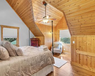 4 Mi to Sapphire Ski! Mtn-View Cabin w/ Deck - Sapphire