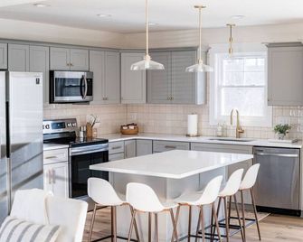 The Golden Jewel - Game Room, Fire Pit and Deck! - Madison Heights - Keuken