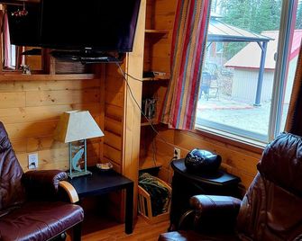Cute Cabin 10 Minutes From Town And Fishing - Soldotna - Living room