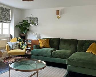 2 Bed Grade 2 - Dates back to 1500's - Colchester - Living room