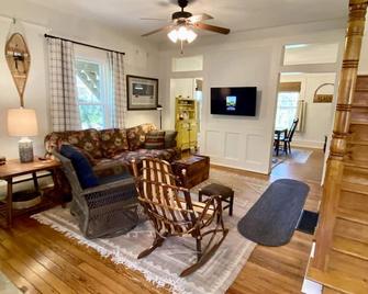 Cozy historic cottage in the woods. 10 minute walk to town - Tryon - Living room