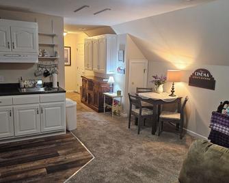 Exclusive Large 2 Bedroom Suite W/Theater Room + Kitchen - Cleveland
