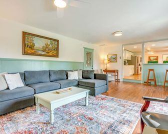 Sand Lake Retreat Canal Access And Large - Onsted - Living room