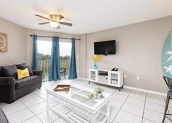 Relax and Unwind in Paradise!! Oceanfront building, 2 bdrm/2ba, Sleeps 6! - Tavernier - Living room