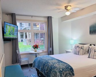 Warm & Cozy 1br & Ba Small Hotel Room In Canmore; Free Ug Parking & Gym & Ac - Canmore - Bedroom
