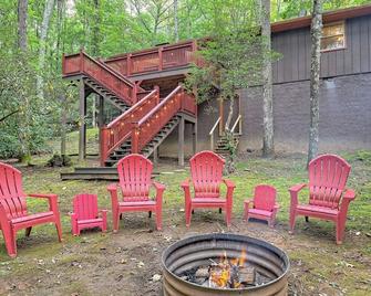 Creekside Hideaway is private with no steps close to the golf course/clubhouse - Dillard - Terasa