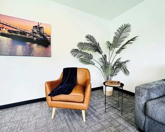 By Cedar Point Sportsforce Ada Compliant Sleeps 5 - Sandusky - Living room