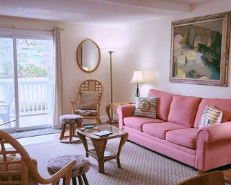 Drifting to Driftwood- Wyndam Resort Condo on Golf Course! New 75' TV! - Edisto Island - Living room