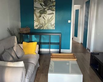 T2 large and bright Toulouse Nord (L'UNION) free parking, balcony - L'Union - Salon