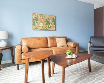 Landing | Spectacular 1bd, Clubhouse, Gym - Lockhart - Sala de estar