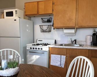 Cozy Downtown Apartment - Steps to UK and Downtown! - Lexington - Kitchen