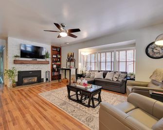 Peaceful Deck and Fire Pit Payson Home! - Payson - Living room