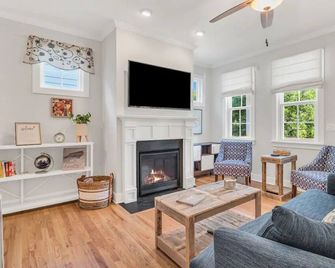 Cozy Sun Filled Home / Modern Villa Near Downtown - Durham - Living room