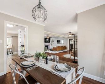 Home Away from Home where Luxury meets Comfort - Macon - Dining room