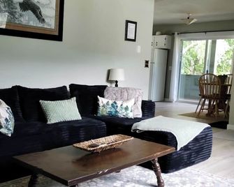 Lake view, Private farm, King bed, Salmo/Fruitvale - Fruitvale - Living room