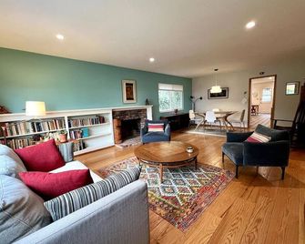 Charming 3 BR Home Near Redwood Park w/ Bay Views - Oakland - Sala de estar