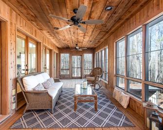 Tranquil, Peaceful Riverhouse in Monroe GA; Close to Athens! - Monroe - Living room