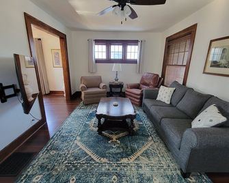 Charming 3-bedroom house in delightful Fort Wayne with WiFi, AC - Fort Wayne - Living room