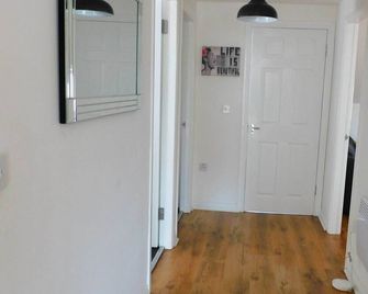 No 11 - Contemporary 2 Bedroom Apartment in Lanark Town Centre - Lanark - Hallway