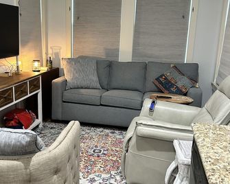 Cozy country cottage 35 minutes to Oxford, Tupelo & 60 miles from Memphis - New Albany - Living room