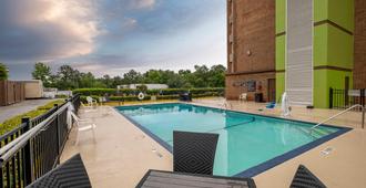 Red Roof Inn & Suites Macon - Macon - Zwembad