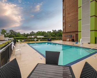 Red Roof Inn & Suites Macon - מייקון - בריכה