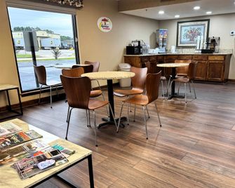 Super 8 by Wyndham Booneville - Booneville - Lobby
