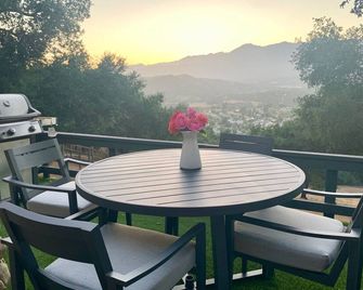 3,000 Off! Sunset Patio w/ fire-pit and Epic views! - Oak View - Balcón