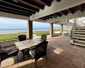 Beachfront With Gorgeous Mexican Flair And Color. What You Want In Mexico! - Cabo Punta Banda - Pátio