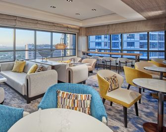 Holiday Inn & Suites Makati By IHG - Makati - Lounge