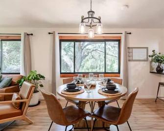 New, Relax in a private HotbTub with a beautiful deck surrounded by Nature. - Carmel Valley - Comedor