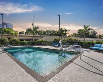 Hampton Inn by Hilton Fort Myers Downtown - Fort Myers - Piscina
