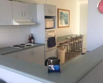 Reefs Apartments Inverloch - Inverloch - Kitchen