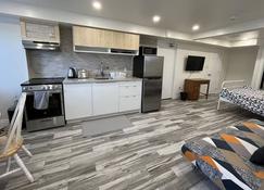 Modern studio with kitchenette and bath - Guelph - Cocina